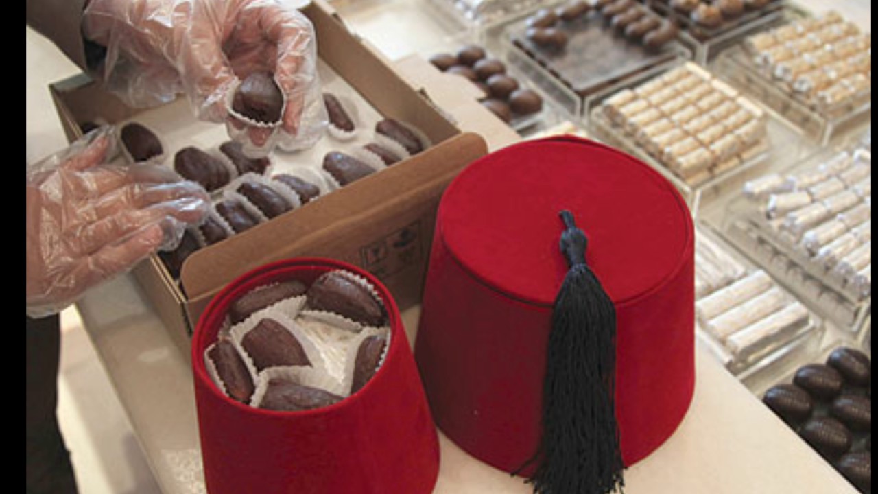 سوري يؤسس معمل في أوروبا ويطلب اللاجئين للعمل معه 😘