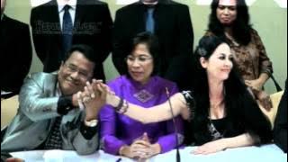 Gagal Peluk, Hotman Remas Jemari Meriam Bellina