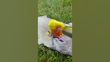 Het verbranden van een felgele zwavelsteen - Zwavelrook beschadigt gazon