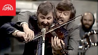 Video thumbnail of "Karel Černoch & Jiří Wimmer - Jak se naučit hrát na housle (To nejlepší z televizního humoru)"