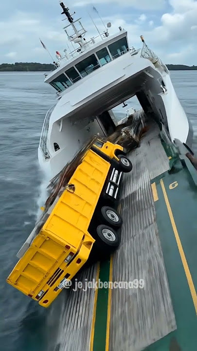 Astaga! Kapal Goyang Kencang, Truk Langsung Nyemplung‼️#shorts #shortsviral