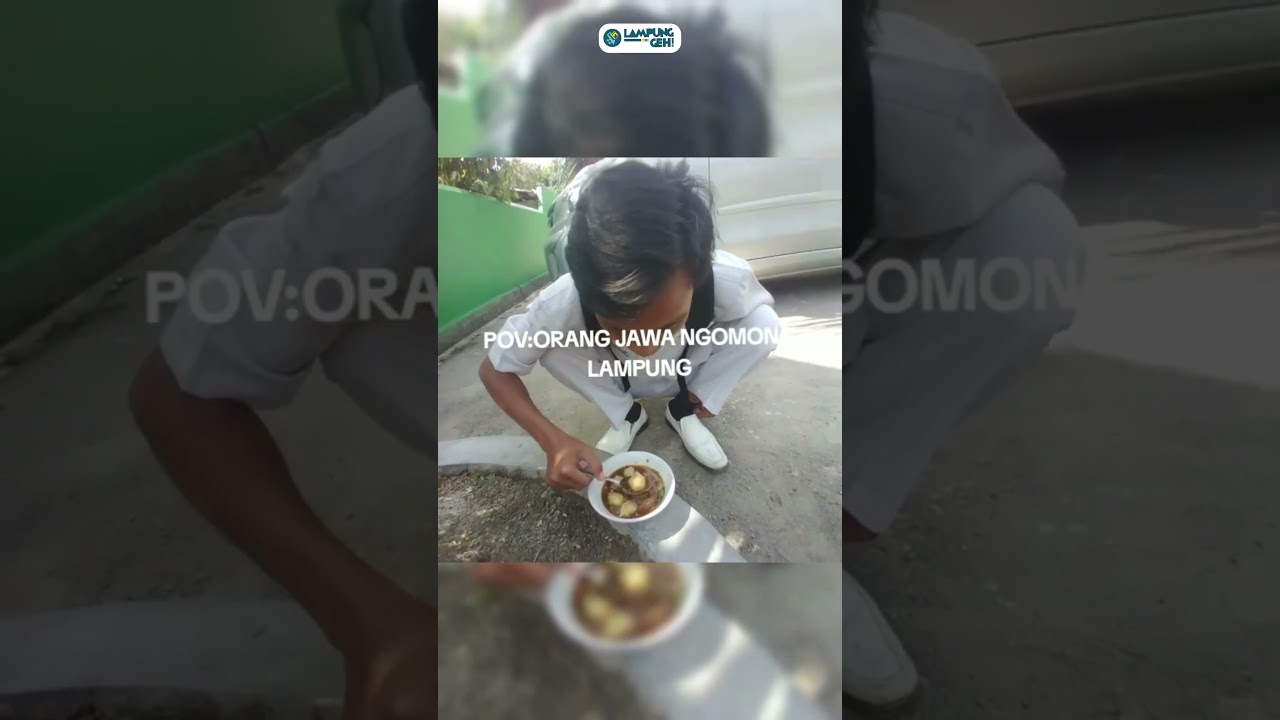 Sambil makan bakso, pria ini ngobrol bareng temannya menggunakan bahasa Lampung dengan logat Jawa