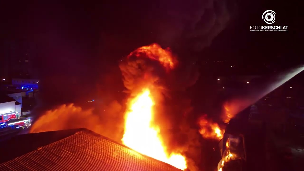 Großbrand in Linzer Recyclingunternehmen fordert Einsatz der Feuerwehr