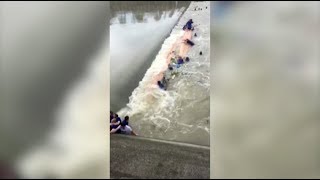 Seventeen people have died after two dragon boats overturned on Saturday in south China's Guangxi Zhuang Autonomous Region. 

Fifty-seven people fell into the water and 40 of them were rescued. 

Over
