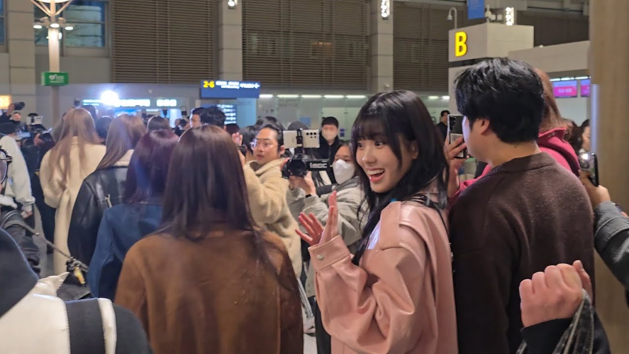 Walking behind Izna Koko at Incheon Airport 11-20-2024