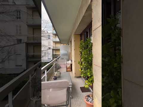 Découvrez en exclusivité ce superbe 3 pièces de 75m² avec balcon de 12m², au 1er étage avec ascenseu