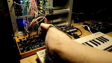 Modular techno jam: Out of my Comfortzone - Dreadbox Chromatics, Behringer System 100, Doepfer, 4ms