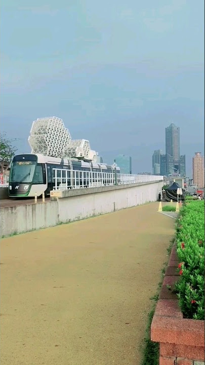 LRT KAOHSIUNG | Bukit berbunga - Vien is haryanto #kaohsiung #taiwan #short