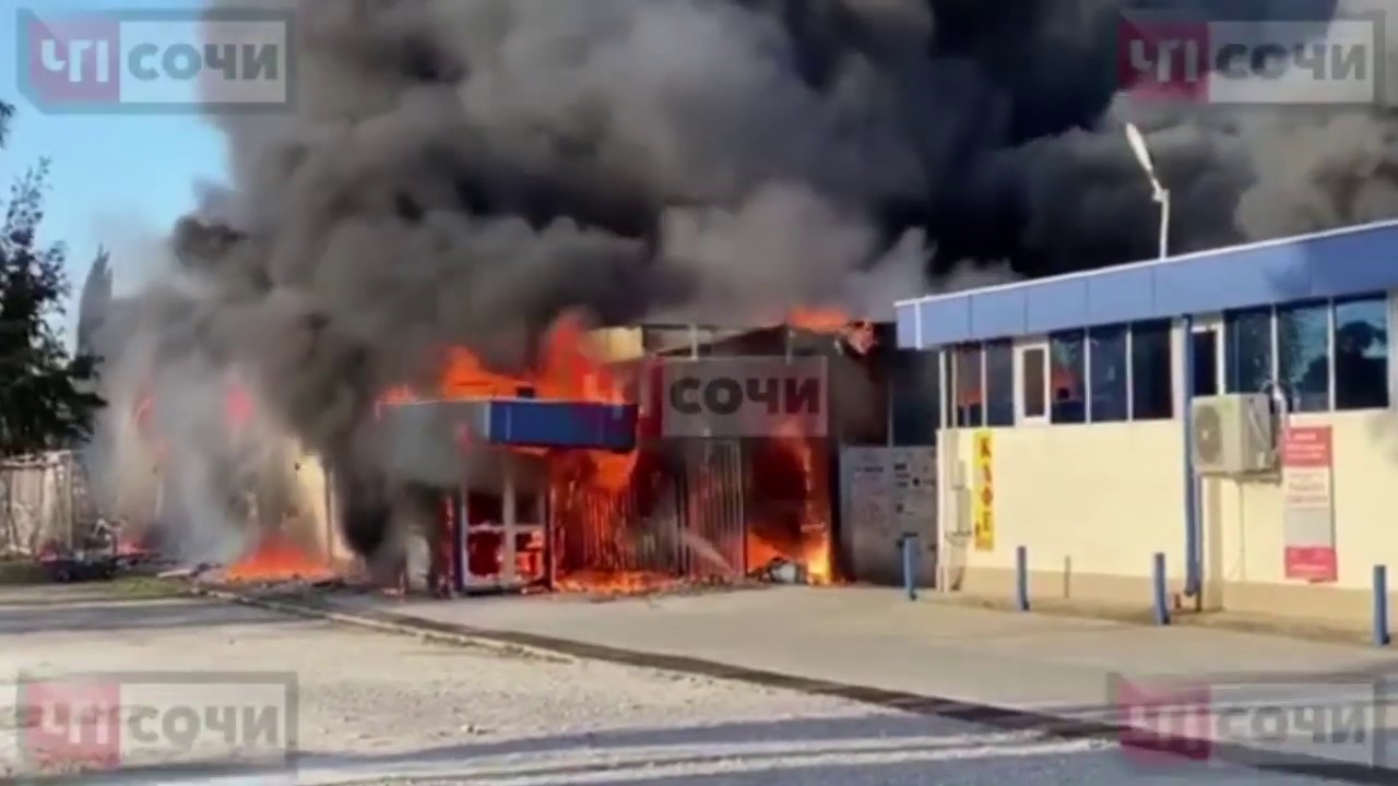 Чп сочи сегодня пожар в адлере. Пожар в сочи сейчас. Пожар в адлере. Пожар сочи 2021. Что горит в адлере сейчас.