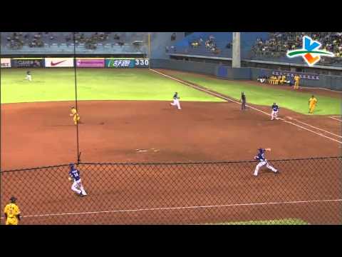20130905 CPBL 犀牛VS象  8下 咖啡小子展現驚人守備力 收進一個出局數