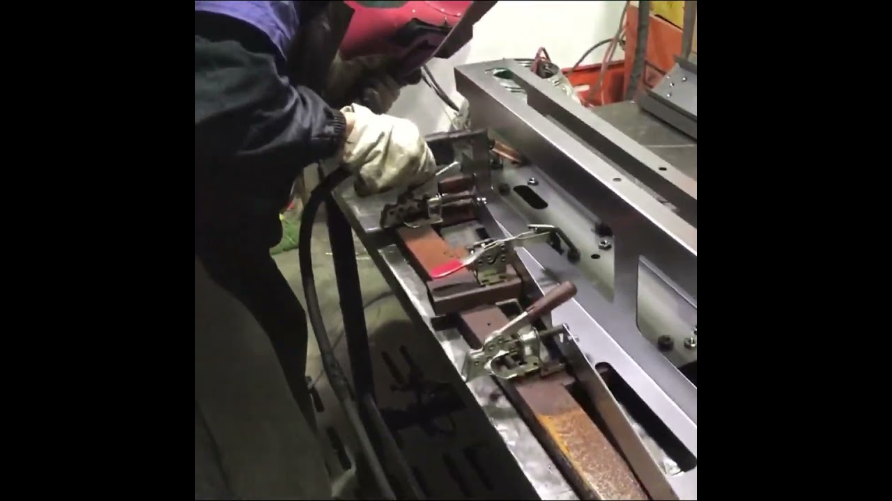 A video to show you how we weld the display rack