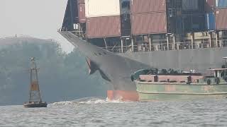 Heart-Stopping Moment: Terrifying Waves from Giant Container Ship Hit Small Boat