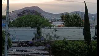 Trenes de mercancías: una FERROSUR con una ferromex llevando 48 vagones - Rumbo al Valle 🏙🏠🏙.