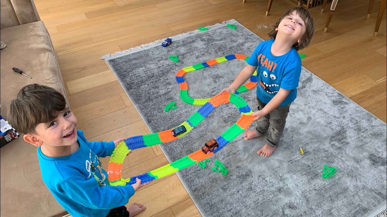 Yusuf ve Fatih Selim ışıklı araba yolu kurdular😍Ama Fatih Selim’in arabası bozuldu😭