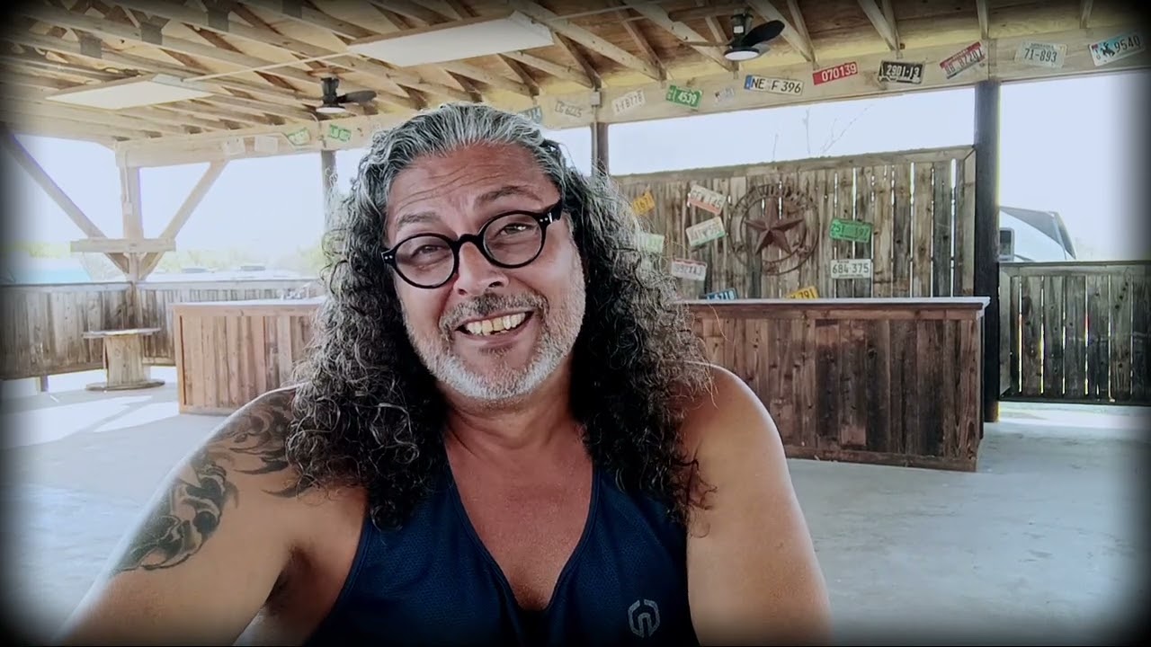 Нарциссы используют шантаж для контроля.