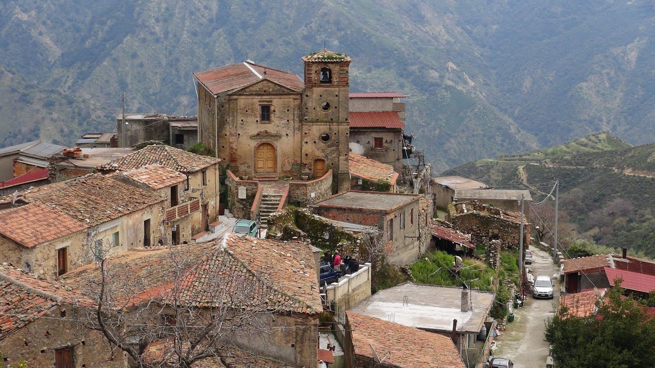 ΣΤΗ ΜΕΓΑΛΗ ΕΛΛΑΔΑ ΤΗΣ ΚΑΛΑΒΡΙΑΣ ΜΕ ΤΗΝ 