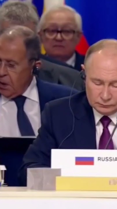 Лаврову на БРИКСЕ наступили на ногу.Очень сдержанная реакция - YouTube