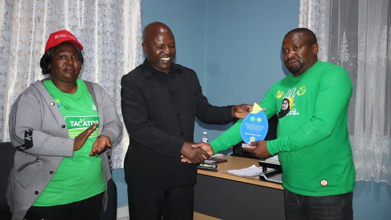 Mwenyekiti wa Wazazi Mbeya Mjini Atoa Tuzo na Vitabu Kwa Sangu Sekondari