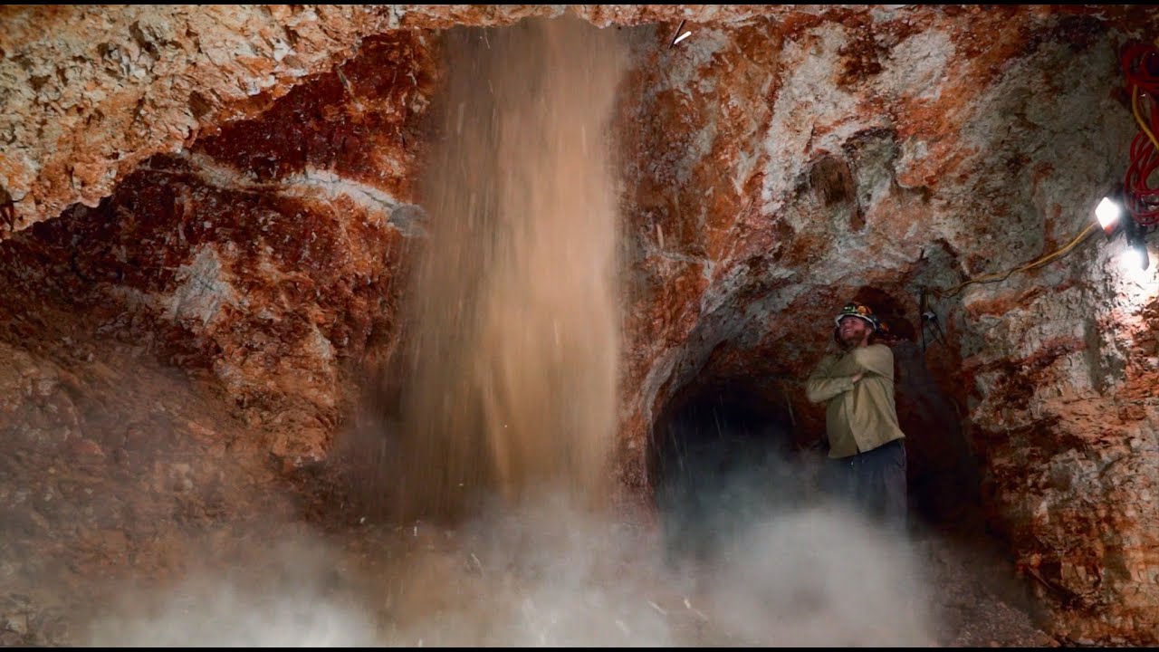 Добыча опала с помощью солнечной энергии привела к находке редкого окаменелого/опалистого дерева!