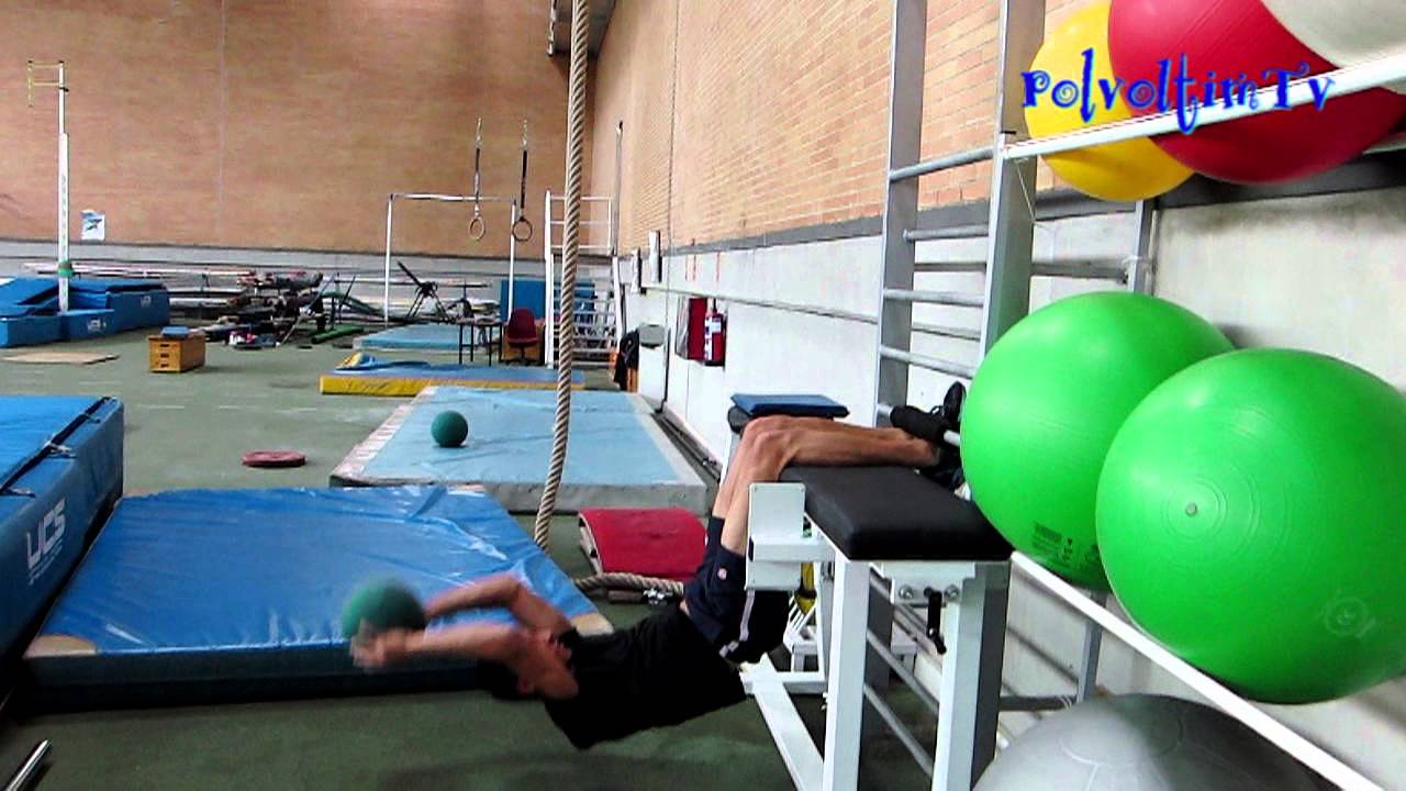 pole barn house Abdominal. Colgado de las patorrillas. Lanzando balón y recogiéndolo.