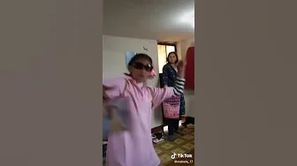 Niña sorprende rapeando antes de ir a la escuela ! 😱 Niña sorprende rapeando antes de ir a la escuela ! 😱