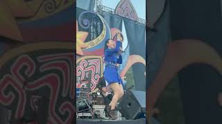 Vika Salim Tampil Y Di Panggung