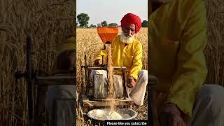 🌾 किसान की देसी आटा चक्की 😱 गाँव का कमाल!#shorts #ytshorts #desijugaad #farmer #attachakki #machine
