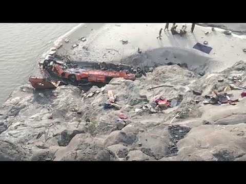 Автобус упал в ущелье в Пакистане: погибли 20 человек