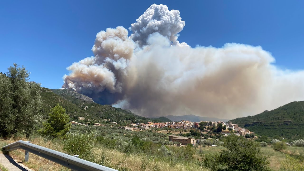 7 mitjans aeris i 53 dotacions terrestres treballen en un incendi a Paüls