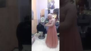 عروسه بترقص في شبكه