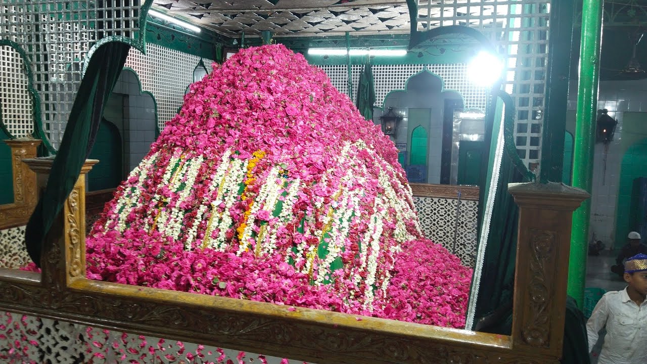 Kasmur Dargah May 1000 KG Rose Flowers | Mastan Baba Ki Mazzar Sharif May Dala Gaya.