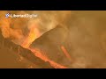 Los derrumbamientos en la costa presagian cómo sería la llegada de la lava al mar