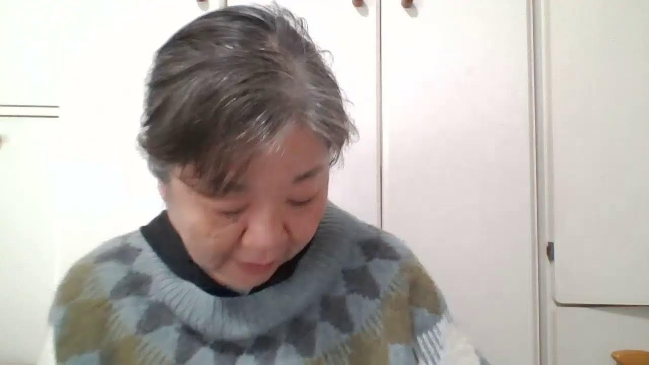 編み物をしながらおしゃべりしています。