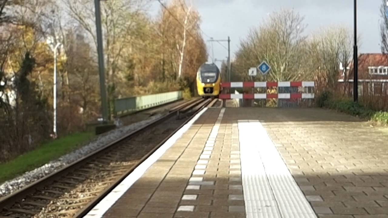 VIRM komt aan op station Leiden Lammerschans