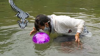 ?The girl bravely ventured into the giant clam, stunning the audience with beautiful pearls