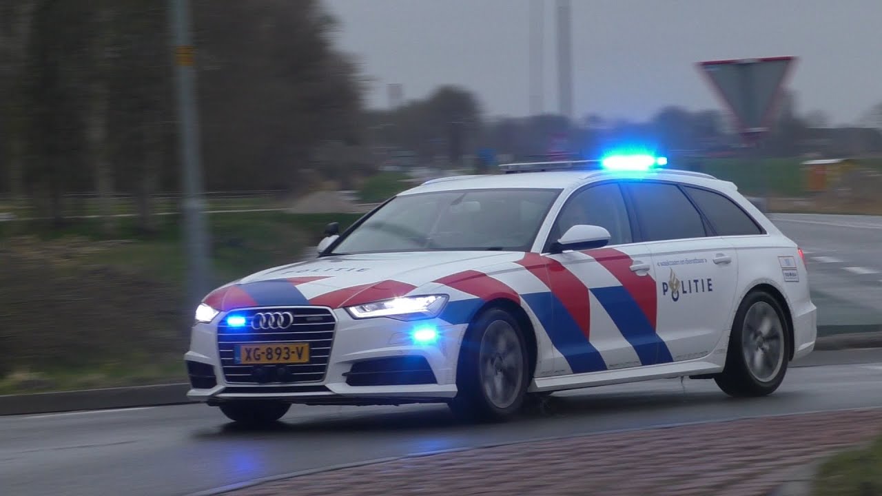 Ambulance en 3x {verkeers}politie met spoed naar een ongeval op de N360 bij Garrelsweer