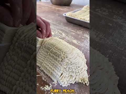 شيفة صينية مذهلة تحو ل العجين إلى نودلز كالحرير بضربات سريعة  