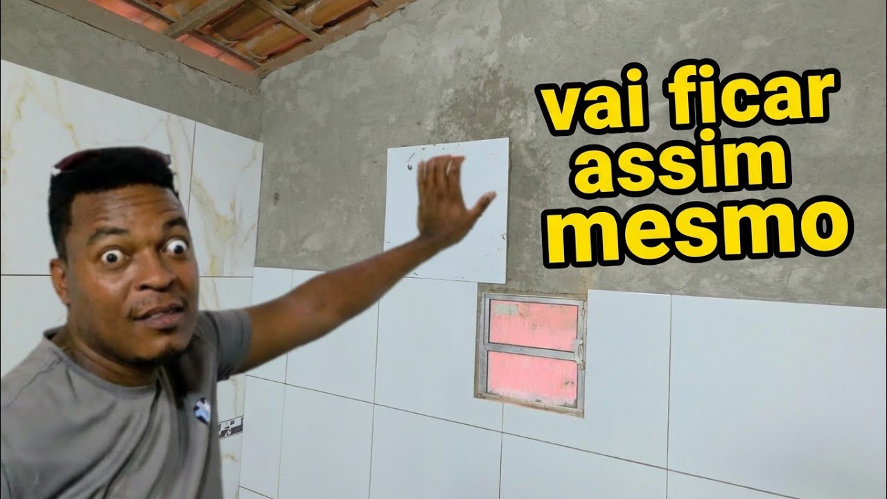 O piso tá 4 dedo de distância da parede.