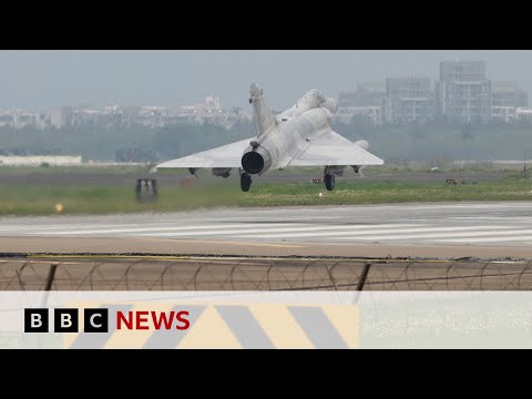 Chinese military rehearse encirclement of Taiwan - BBC News
