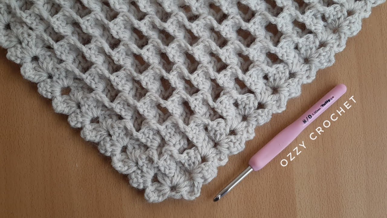 Вязание крючком: треугольная шаль или шарф объемными петлями, повторяющими одну строчку.