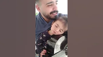 نامي ع الهدى اجمل طفلة تنام على صوت والدها وهو يغني نامي ع الهدى 