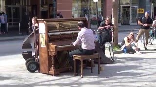 Tom Brier plays piano in downtown Santa Cruz chords