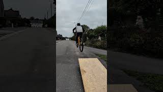 Saut en VTT sur rampe faite maison