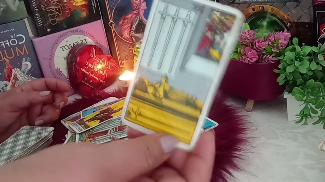 يعتبر مشاعره لك ضعف/يحاول يلفت انتباهك و تهمو صورتو امامك/يتابعك و يتقصى اخبارك بجنون😉