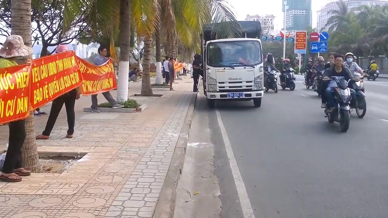 27 Tết.2019 - Căng băng rôn đòi nhà trước sự thờ ơ của UBND tỉnh Khánh Hòa