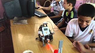 Robot golpea la bola roja screenshot 1