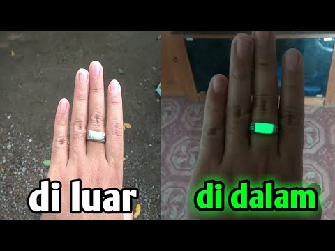 Batu Cincin Bercahaya Di Dalam Air. 