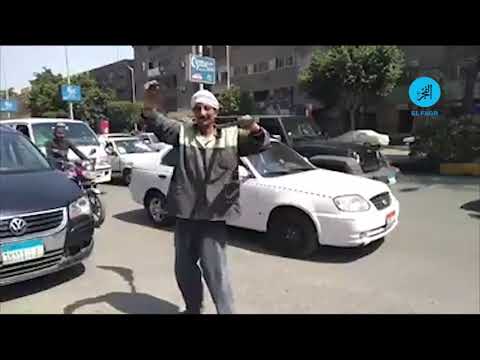 وصلة رقص لأحد العمال امام اللجان الانتخابية بالدقي 