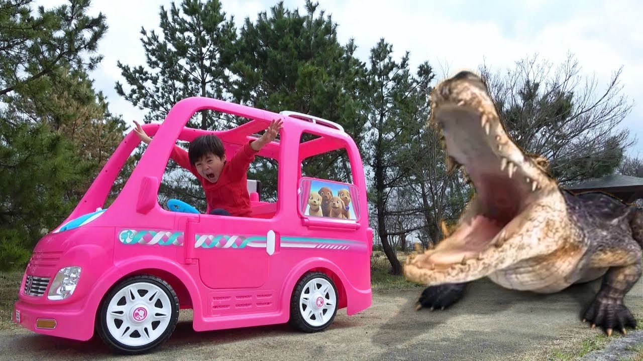 Ride On Barbie Car To Picnic q Toys バービーの車 公園ピクニック おゆうぎ こうくんねみちゃん Youtube