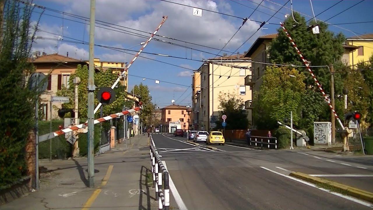 Signal Modena Spoorwegovergang Modena (I) // Railroad crossing // Passaggio a livello ...